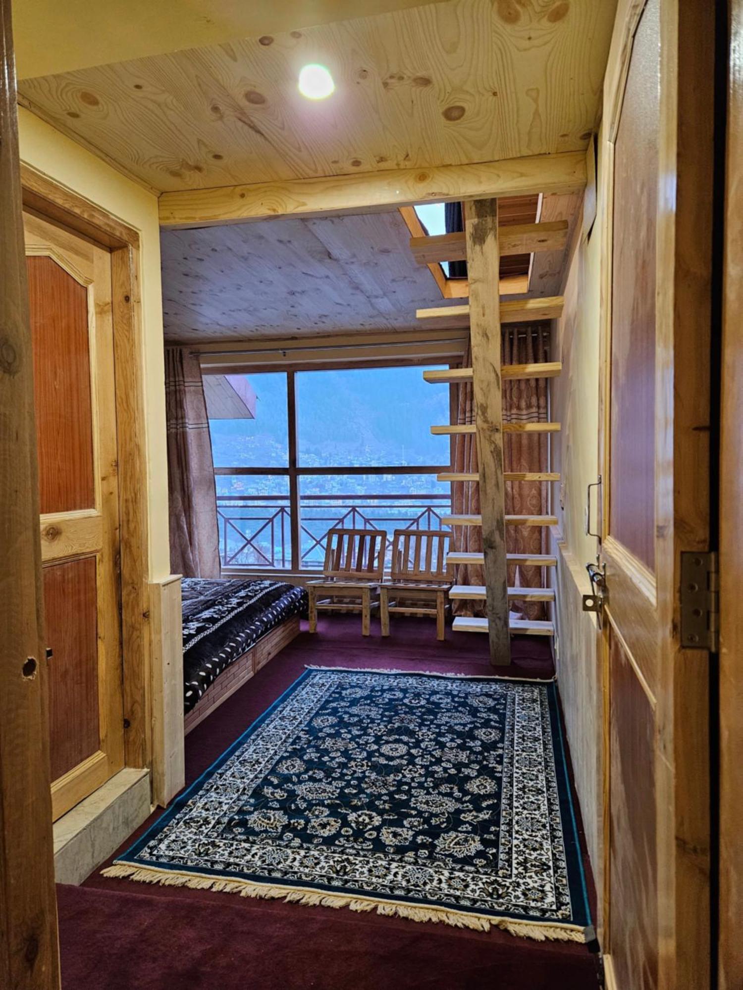 The Pineapple Home Manāli Екстериор снимка