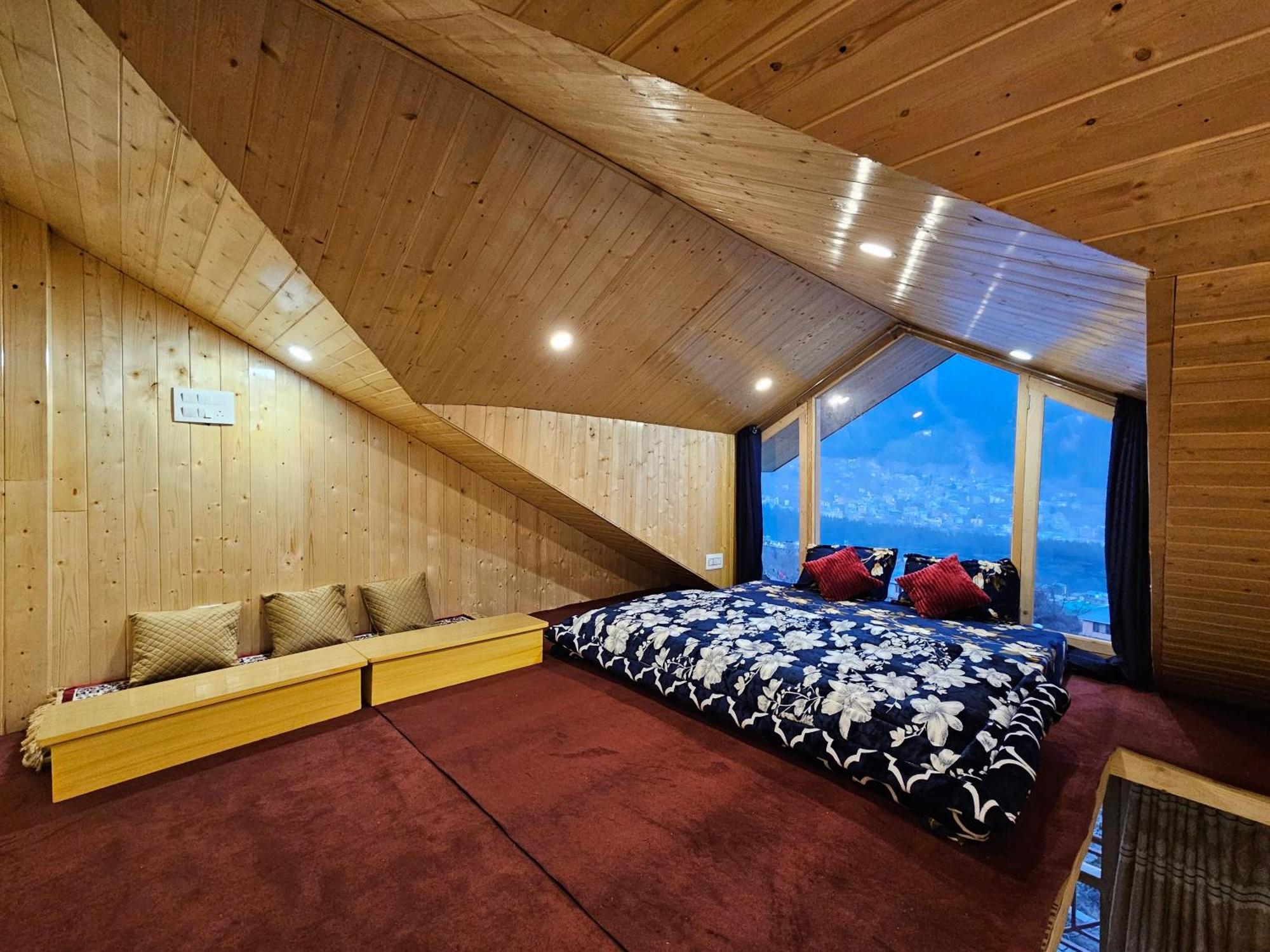 The Pineapple Home Manāli Екстериор снимка